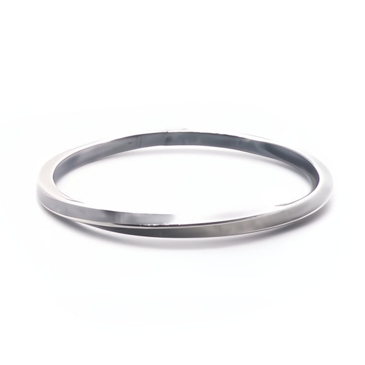 Delicate Möbius Ring in Sterling Silver
