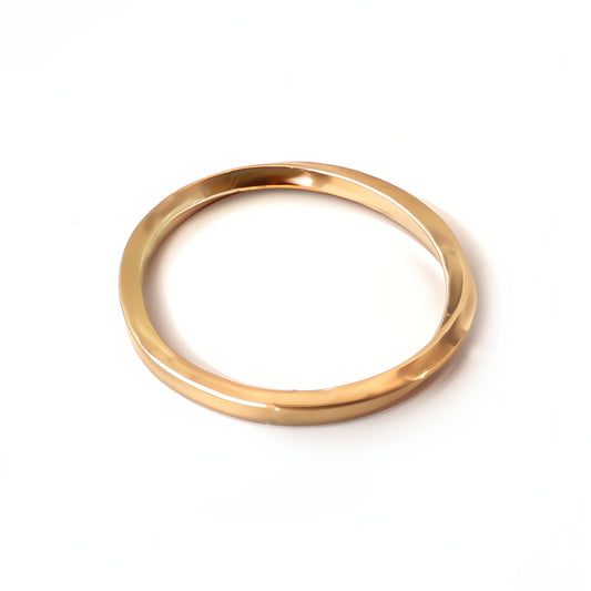 Delicate Möbius Ring in 14K Gold
