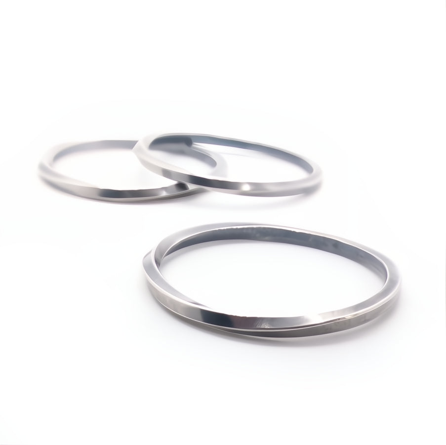 Delicate Möbius Ring in Sterling Silver